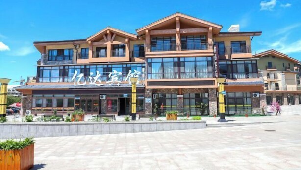 A multi-story hotel with a modern architectural design, featuring large windows and a prominent entrance. - Yida Hotel (Changbai Mountain West Slope Tourist Transfer Center) (Fusong)