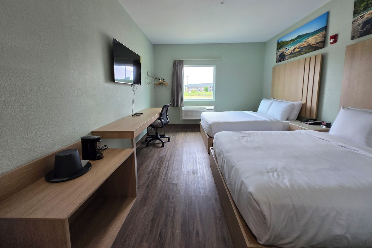 Luxury Suite, 1 Queen Bed, Non Smoking, City View | 1 bedroom, desk, free WiFi