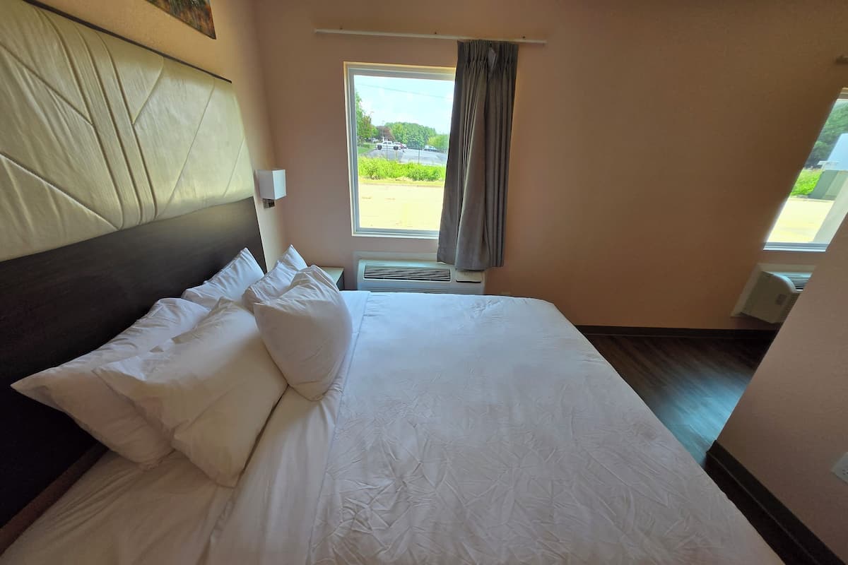 Luxury Suite, City View | 1 bedroom, desk, free WiFi