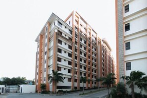 Garden - RedDoorz Plus @ Cuarto Verde Staycation (Las Pinas)