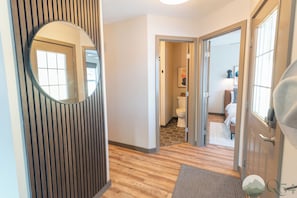 2 Schlafzimmer, Schreibtisch, Bügeleisen/Bügelbrett, Reisekinderbett