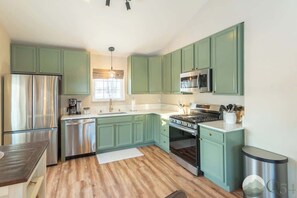 Fridge, microwave, oven, stovetop - Stylish New Suite! Laundry, Kitchen & Mt Views! (Palmer)