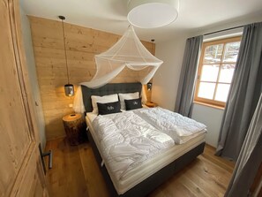 4 habitaciones, escritorio y tabla de planchar con plancha