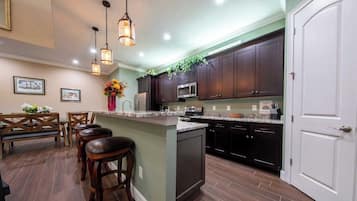 KĂŒhlschrank, Mikrowelle, Ofen, Herdplatte