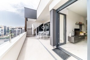 Outdoor dining - Amanecer Signature Penthouse - high-end rooftop terrace - by OYOOSTAYS (Orihuela)