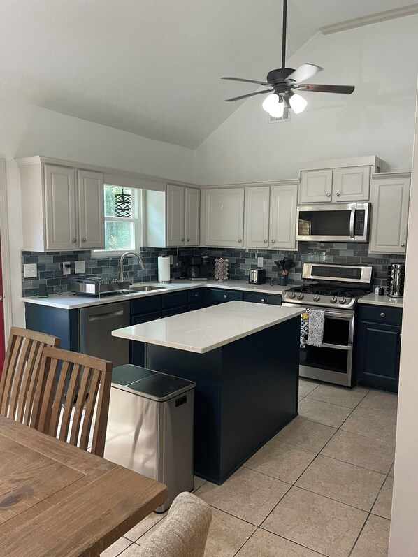 Kjøleskap, mikrobølgeovn, ovn og kokeplater