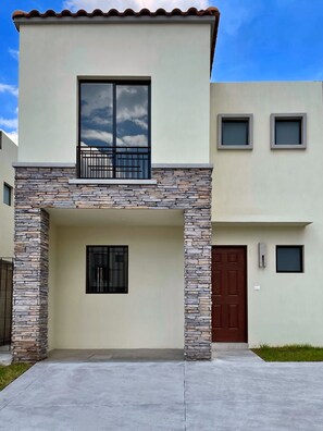 Exterior detail - House overlooking the Cimatario ecological reserve (Santiago de Querétaro)