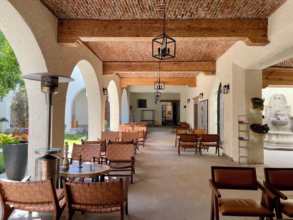 Outdoor dining - House overlooking the Cimatario ecological reserve (Santiago de Querétaro)
