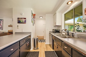 Casa família, cozinha, vista para o jardim | Cozinha privada | Geladeira grande, micro-ondas, fogão, cooktop