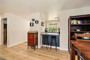 3 bedrooms, blackout drapes, iron/ironing board, free WiFi - Lanka Rose House by WanderLodges (Phoenix)