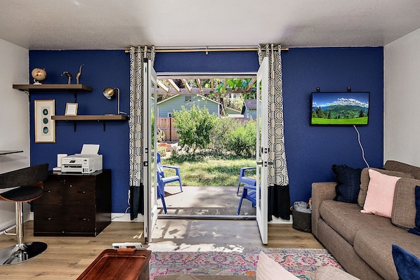 디지털 채널 시청이 가능한 35인치 스마트 TV, 넷플릭스, 훌루