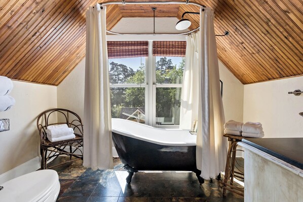 Jetted tub, towels, shampoo, toilet paper