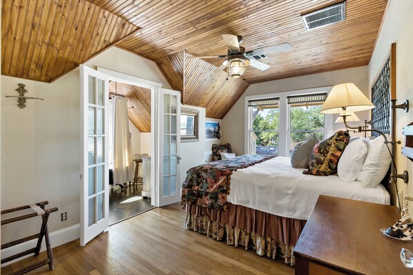 4 bedrooms, iron/ironing board, free WiFi, bed sheets - The Clary House Home of the Texas A&M Aggies (Bryan)