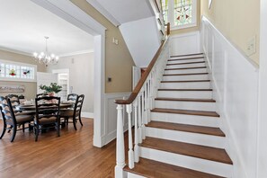 Dining - The Clary House Home of the Texas A&M Aggies (Bryan)