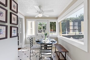 Dining - The Clary House Home of the Texas A&M Aggies (Bryan)