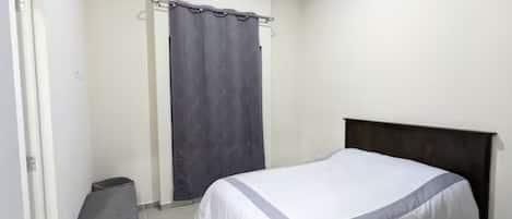 3 bedrooms, desk, free WiFi, bed sheets