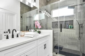Douche, sèche-cheveux, serviettes fournies, savon