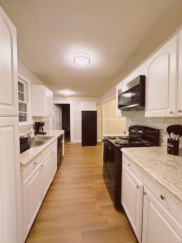 Charming 3-bedroom house with AC and WiFi in Osceola near Big River Steel