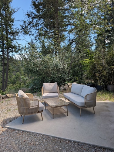 "Barndo" located close to Coeur D' Alene yet set in a wooded atmosphere.
