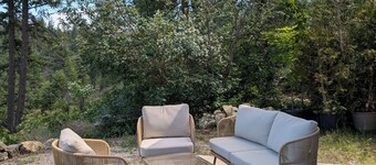 "Barndo" located close to Coeur D' Alene yet set in a wooded atmosphere.