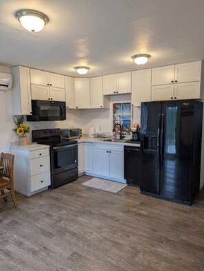 冷蔵庫、電子レンジ、オーブン、コンロ