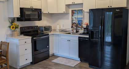 AMAZING LOCATION-Close to Coeur D' Alene but settled in a wooded atmosphere.