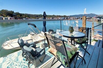 Elegant 3-bedroom 3 Bath Floating Home in deep water with amazing bay views!
