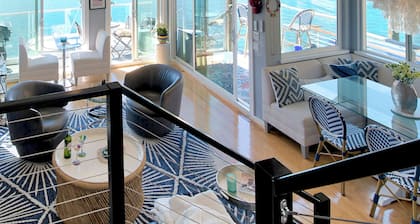 Elegant 3-bedroom 3 Bath Floating Home in deep water with amazing bay views!