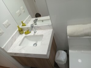 Sèche-cheveux, serviettes fournies, savon, shampoing