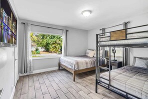 3 soverom, skrivebord, strykejern/-brett og reiseseng for barn