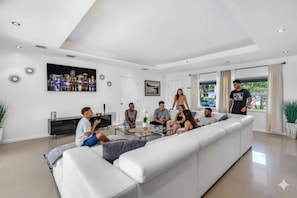 Lobby - Spacious 3BR Home with Oversized Pool & Backyard (Miami Shores)