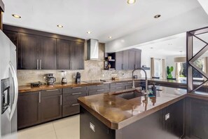 Køleskab, mikrobølgeovn, ovn, kogeplade