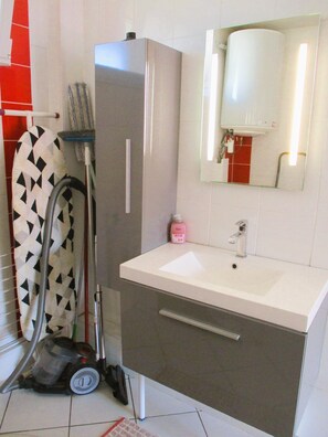 Shower, toilet paper - Limoges,, T2 ++parkings au Jardin ,,acces Facile ! (Limoges)