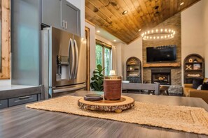 Interior - Mountain Cabin Oasis: hot tub&fire pit (Newland)