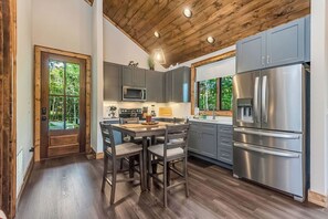Fridge, microwave, oven, stovetop - Mountain Cabin Oasis: hot tub&fire pit (Newland)