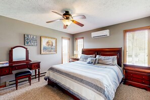 5 bedrooms, iron/ironing board, Internet, bed sheets