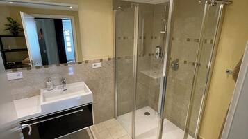 Kostenlose Toilettenartikel, Haartrockner, Handtücher, Seife