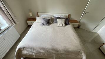 2 Schlafzimmer, Reisekinderbett, WLAN, BettwÀsche