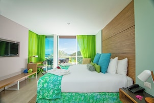 Suíte júnior, vista parcial para o mar | Área de estar | TV 43 polegadas com canais via satélite