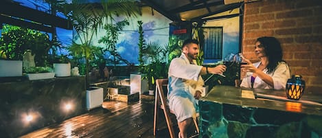 32-英寸纯平电视(配备有线频道)