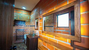 Business Double Room | Bathroom | Shower, rainfall showerhead, free toiletries, towels