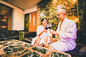 تلفزيون بشاشة مسطحة بحجم 32-بوصة يعرض قنوات تلفزيونية باشتراك مدفوع