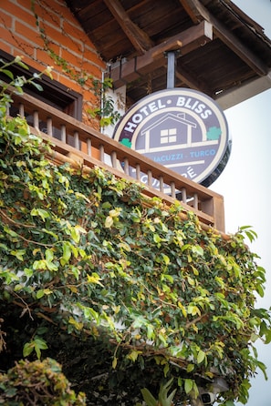 A hotel sign with 'HOTEL BLISS' and 'IAQUZZI - TURCO' text. - Hotel Spa Bliss Guatape  (Guatapé)