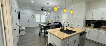 Renovated home 5 min downtown
