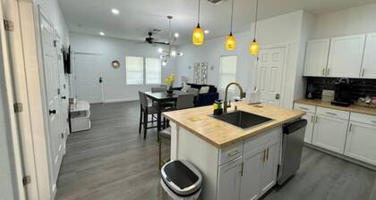 Renovated home 5 min downtown