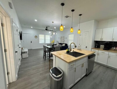 Renovated home 5 min downtown
