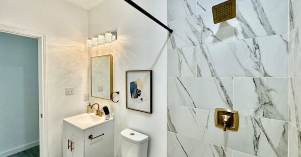 Toallas y papel de baño 