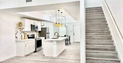 Brand new home 6 min downtown