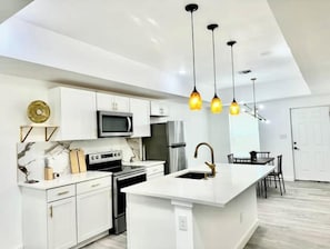 Private kitchen - Brand new home 6 min downtown (San Antonio)