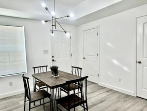 Dining - Brand new home 6 min downtown (San Antonio)